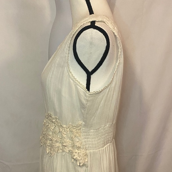 Elegant Cream Sleeveless Dress - Picture 5 of 15